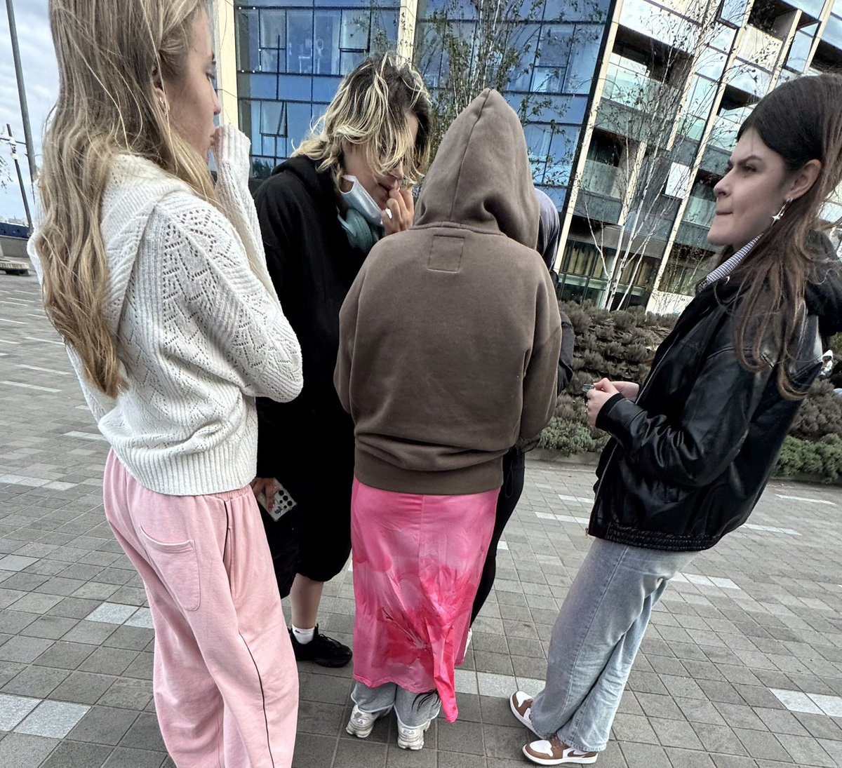 enhaxposeldn's tweet image. 🚨 PSA for ENHYPEN LONDON
 O2 VIP Line 🚨

Apparently we now have the “Line Leaders of the UK – Lana’s Elves” (Nikita and her crew) blessing us with their self-appointed authority. 😂

Here’s what they’ve been doing:
(Thread)

#ENHYPENLONDON #ENHYPEN #o2arena