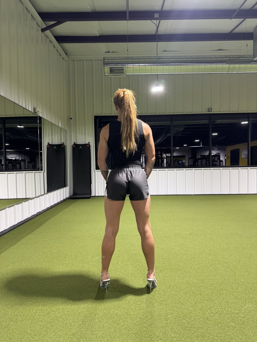 Family workout sessions followed by posing practice is the best! I think the posing  practice is the only part of having her husband coach her on that she doesn’t hate 😂