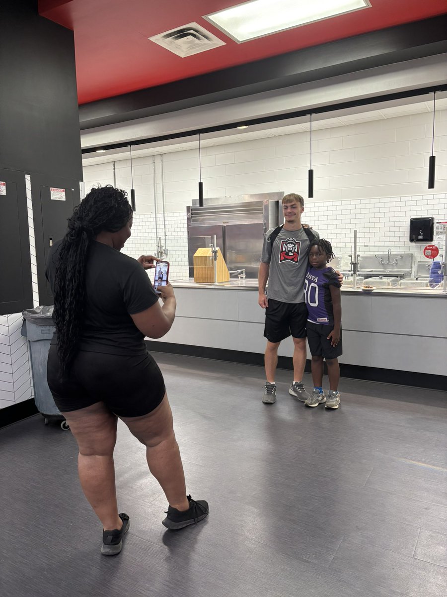 ESU_Football's tweet photo. Saturday we had Breakfast with the Warriors! 🏈 Players had a great time running drills and connecting with the future Warriors —ESYA! THANK YOU to ESYA for coming out—building bonds with our community youth is what it’s all about!
#WhereWarriorsBelong 
#BLOOD𝘙𝘜𝘕𝘚𝐓𝐇𝐈𝐂𝐊💯 https://t.co/qW5ZMCzUK3