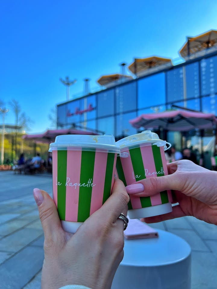 Emilie_Dupont1's tweet image. ✨ Sun-kissed giggles, pink-green sips, and city skies — when casual chic meets squad goals. ☕️💚💖
Urban chill in shades of pastel, with coffee that’s as stylish as the view. 🌆🕶️
#SquadVibes #PinkGreenChic #SunsetSips