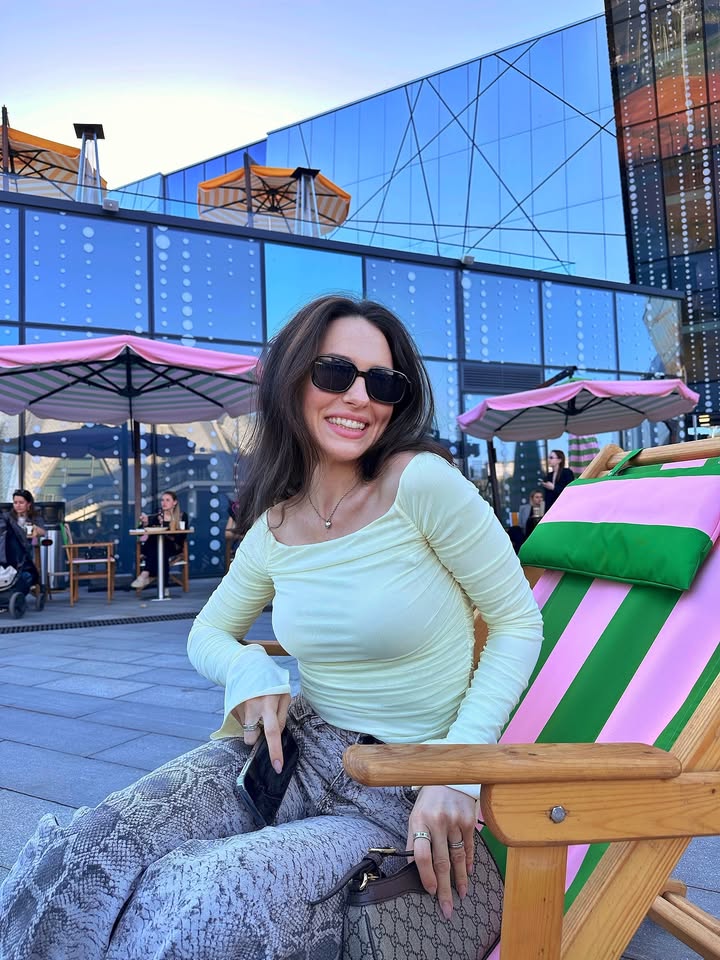 Emilie_Dupont1's tweet image. ✨ Sun-kissed giggles, pink-green sips, and city skies — when casual chic meets squad goals. ☕️💚💖
Urban chill in shades of pastel, with coffee that’s as stylish as the view. 🌆🕶️
#SquadVibes #PinkGreenChic #SunsetSips
