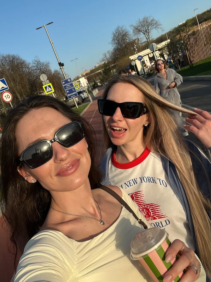 Emilie_Dupont1's tweet image. ✨ Sun-kissed giggles, pink-green sips, and city skies — when casual chic meets squad goals. ☕️💚💖
Urban chill in shades of pastel, with coffee that’s as stylish as the view. 🌆🕶️
#SquadVibes #PinkGreenChic #SunsetSips