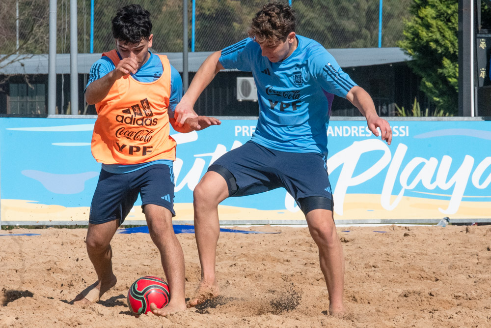 #FútbolPlaya Esta mañana comenzó, en la cancha de arena del Predio Lionel Messi, la segunda visoría del año de la disciplina. Fueron convocados dieciocho jugadores mayores y juveniles de los torneos locales.

📰 t.ly/I6-RA