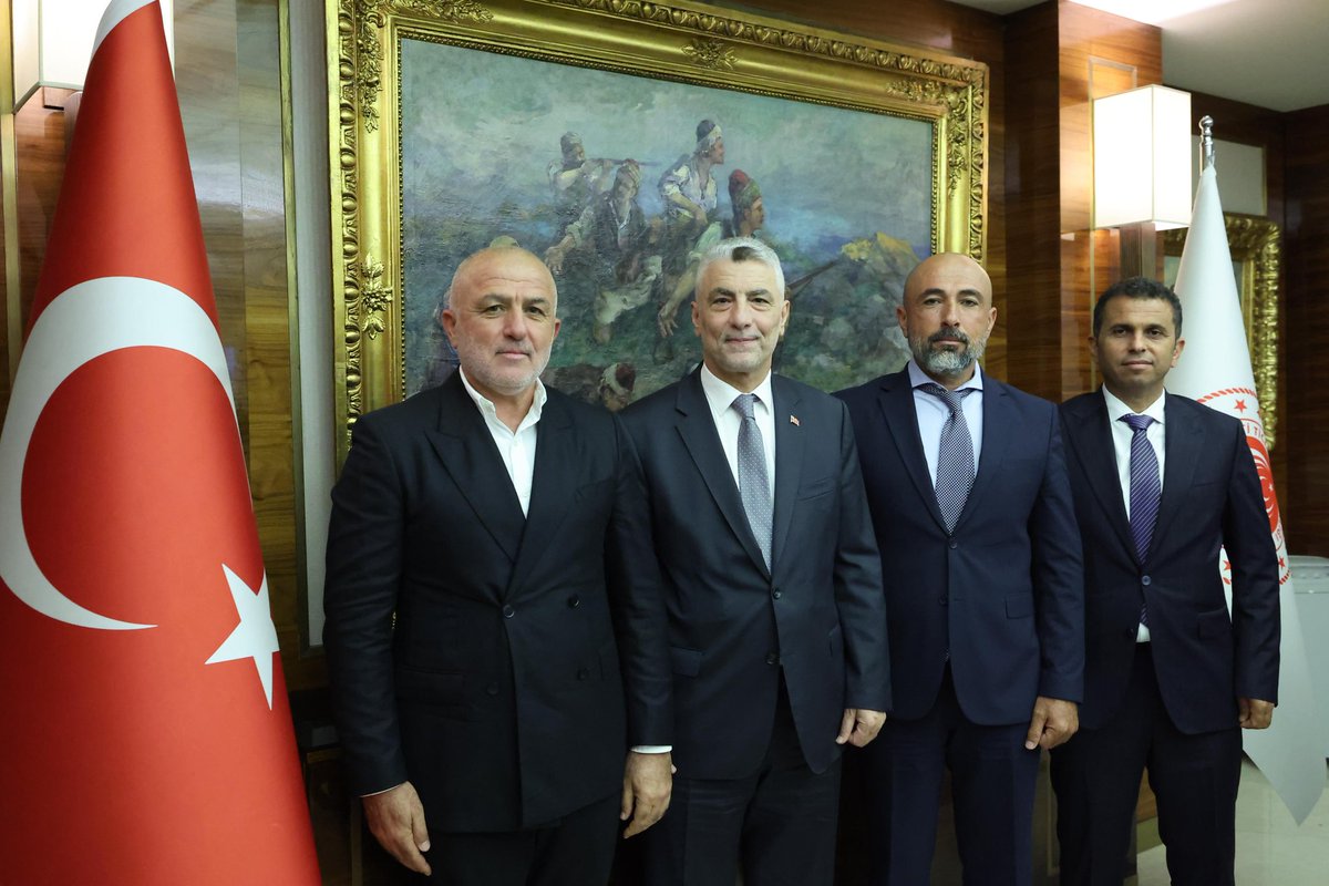 Alihudduler's tweet photo. Ticaret bakanımız sayın prof dr. Ömer Bolat beyefendiyi  makamında ziyaret ettik tropikal meyve üreticileri birliği olarak tropikal meyvenin ihracaat ve ithalatında yaşanan sıkıntılar hakkında görüş alışverişinde bulunduk göstermiş olduğu yakın ilgi için teşekkür ederim. https://t.co/zH22yKfkR6