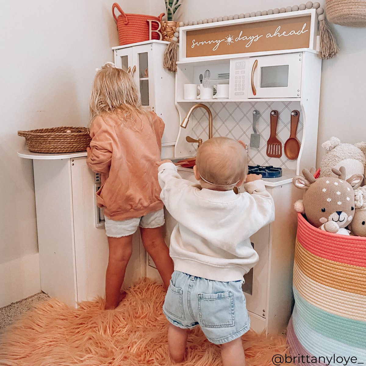 Whipping up giggles and tasty imagination in the Teamson Kids Little Chef Upper East Retro Play Kitchen! 🎉 Perfect for endless fun, learning, and those special family moments that bring siblings closer together — grab yours now, final sale! 👩‍🍳✨
#designhappy #teamsonkids #play