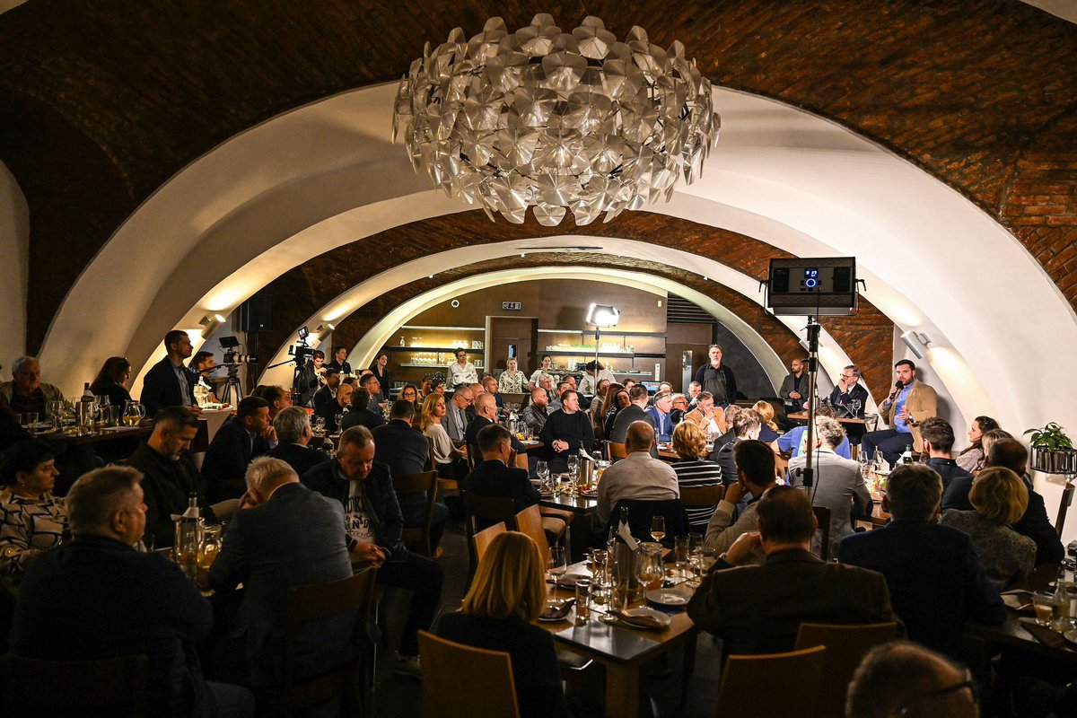 pf_2025_'s tweet photo. 10 sálů a 10x plno. To je #PF2025 Žádná zvací kampaň na sítích, plakáty ani žádné nahánění. Jen spousta lidí, kteří mají jasno. Naše volba je Petr Fiala. https://t.co/R8g6wjeKwg