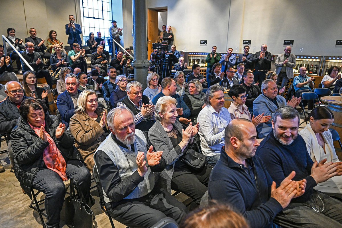 pf_2025_'s tweet photo. 10 sálů a 10x plno. To je #PF2025 Žádná zvací kampaň na sítích, plakáty ani žádné nahánění. Jen spousta lidí, kteří mají jasno. Naše volba je Petr Fiala. https://t.co/R8g6wjeKwg