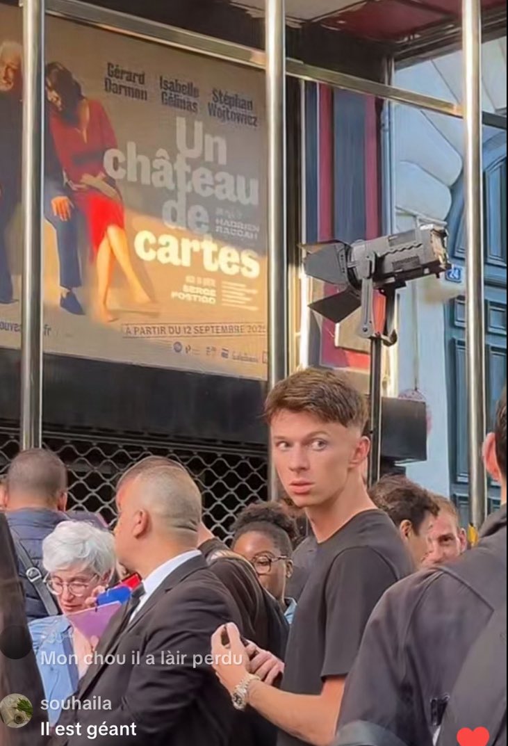 comment il depasse tt le monde sa seul concurrence c est le spot de lumiere