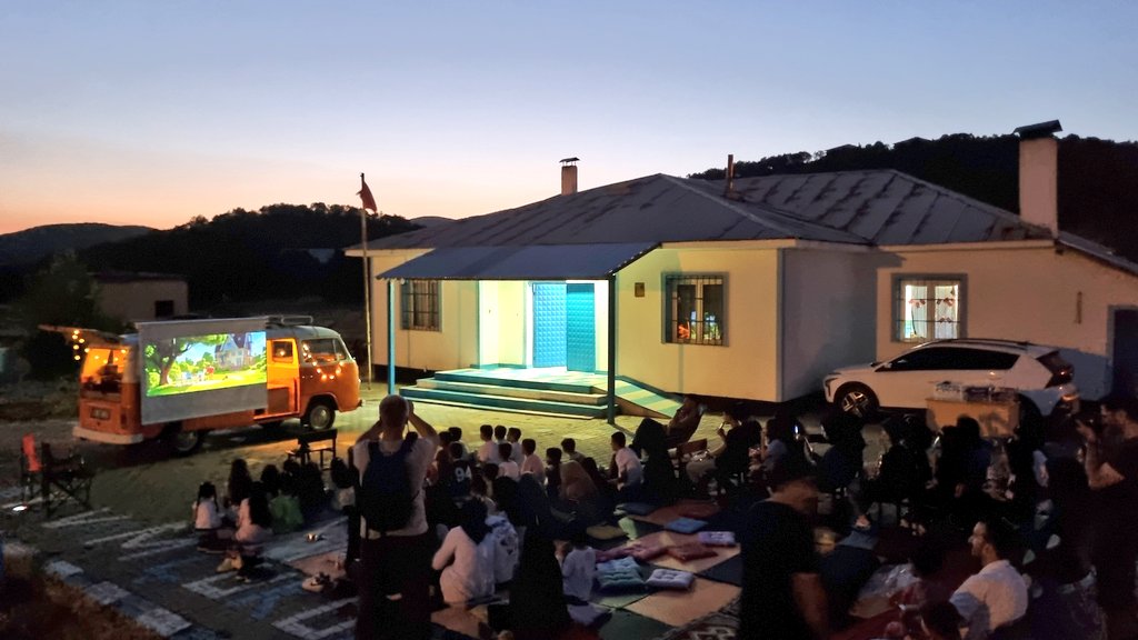 Köy okulumuzun bahçesi, çocukların hayalleriyle birleşince kocaman bir mutluluk sahnesine dönüştü.İyi seyirler.🩵🤍

#yuvamcukurca
<a href="/MustafaOzel66/">Mustafa Özel</a> <a href="/bingolmem/">Bingöl MEM</a> <a href="/mebtegm/">Temel Eğitim Genel Müdürlüğü</a>
<a href="/tcmeb/">Millî Eğitim Bakanlığı</a>