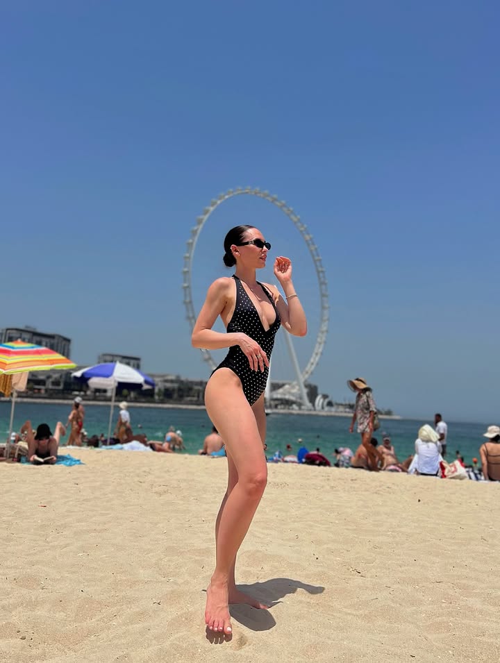 Emilie_Dupont1's tweet image. ✨ Dubai sun, polka dots, and a Ferris wheel spinning summer dreams. Sand between toes, shades on eyes — vacation mode = activated. 🌴☀️ #BeachChic #DubaiVibes #HolidayGlow