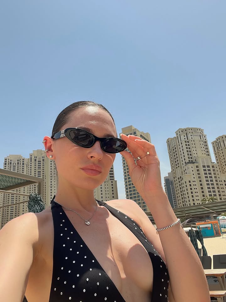Emilie_Dupont1's tweet image. ✨ Dubai sun, polka dots, and a Ferris wheel spinning summer dreams. Sand between toes, shades on eyes — vacation mode = activated. 🌴☀️ #BeachChic #DubaiVibes #HolidayGlow
