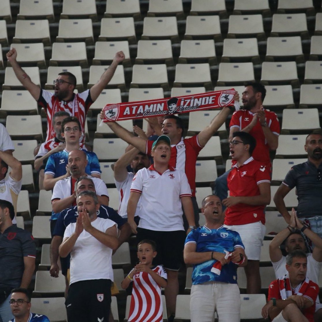 Samsunspor taraftarları:

"Atamın izinde."