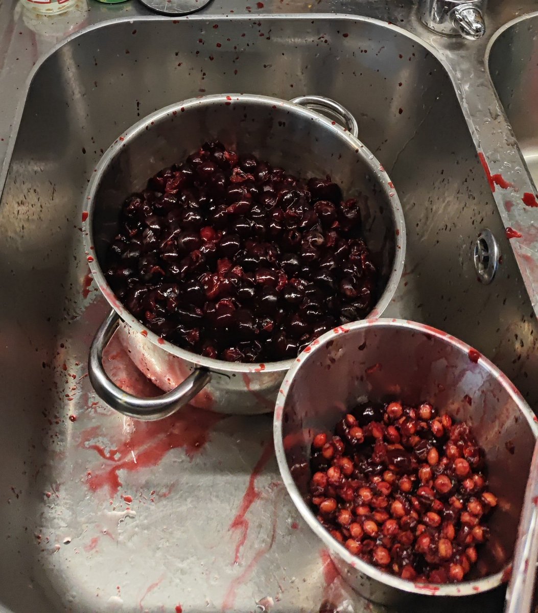 Brutaalisesti vain sormien välissä rutistaen kivi pois kirsikoista. Melkoista sotkemista hillon takia.