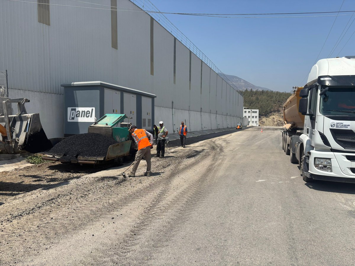 Antakya OSB’de Ulaşım Konforu Artıyor!
Organize Sanayi Bölgemizde üretim ve lojistiğin kesintisiz devam edebilmesi için altyapı çalışmalarımız hız kesmeden sürüyor.
Hatay Büyükşehir Belediyesinin de desteğiyle asfalt çalışmalarına başladık.
Sanayiye değer katmaya devam ediyoruz!