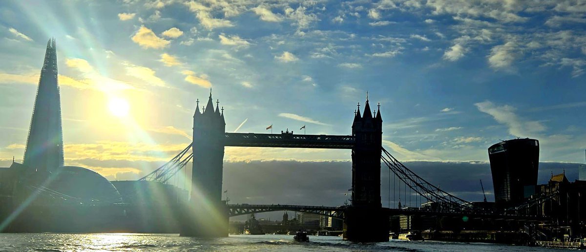 MPSonthewater's tweet image. Marine 2 out on patrol this evening, providing a visible presence on the river to help keep everyone safe on and around the water. 
#londonviews #riverthames