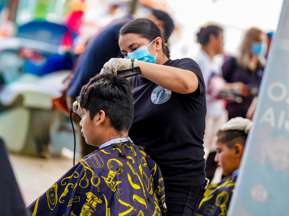 ALEXTORRES_SMC's tweet photo. Hemos iniciado con la jornada de cortes de cabello gratuitos en el Parque Guzmán. ✂️✨

Con esta acción apoyamos directamente la economía de los hogares y contribuimos a que nuestros niños y jóvenes asistan a clases presentables. 

#LoImportanteEsLaGente https://t.co/Rst2TQaeYa