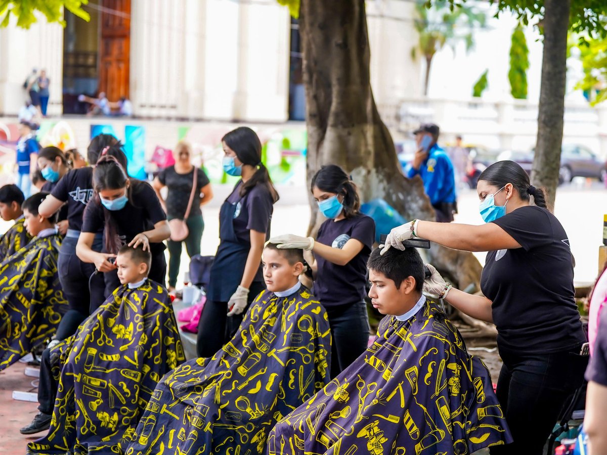 ALEXTORRES_SMC's tweet photo. Hemos iniciado con la jornada de cortes de cabello gratuitos en el Parque Guzmán. ✂️✨

Con esta acción apoyamos directamente la economía de los hogares y contribuimos a que nuestros niños y jóvenes asistan a clases presentables. 

#LoImportanteEsLaGente https://t.co/Rst2TQaeYa