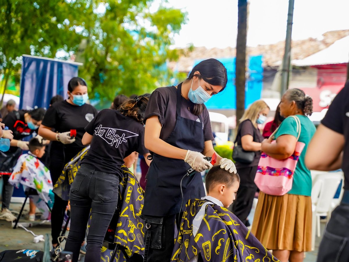 ALEXTORRES_SMC's tweet photo. Hemos iniciado con la jornada de cortes de cabello gratuitos en el Parque Guzmán. ✂️✨

Con esta acción apoyamos directamente la economía de los hogares y contribuimos a que nuestros niños y jóvenes asistan a clases presentables. 

#LoImportanteEsLaGente https://t.co/Rst2TQaeYa