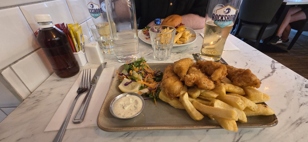 Scamallach ar maidin ach ghlan sé suas go hálainn tar éis lóin(cloudy morning but cleared up in the afternoon). An dúthaigh ag féachaint go hálainn(countryside looking well). Béile deas 😋 sa #fishboxdingle tráthnóna(evening).
#300DaysofGaeilge 
#300daysofwalking 
#GaéilgeGachLa