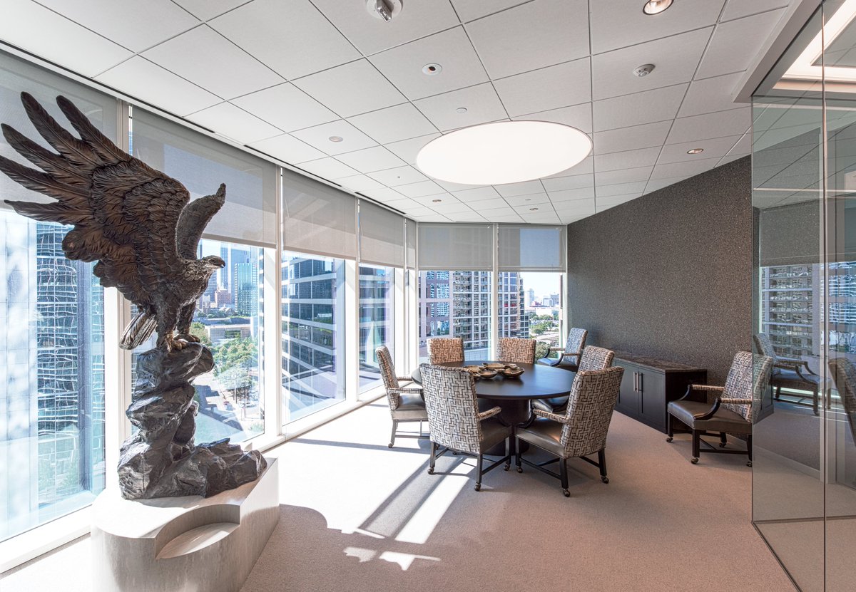 StructureToneSW's tweet image. Looking back to when we completed the new Dallas offices for @CrossFirstBank in Uptown Dallas! Our team transformed 26,400 SF of white box space into stunning high-end offices. A HUGE thanks to the exceptional design of @perkinswill_DAL.
📸Kevin Bowens