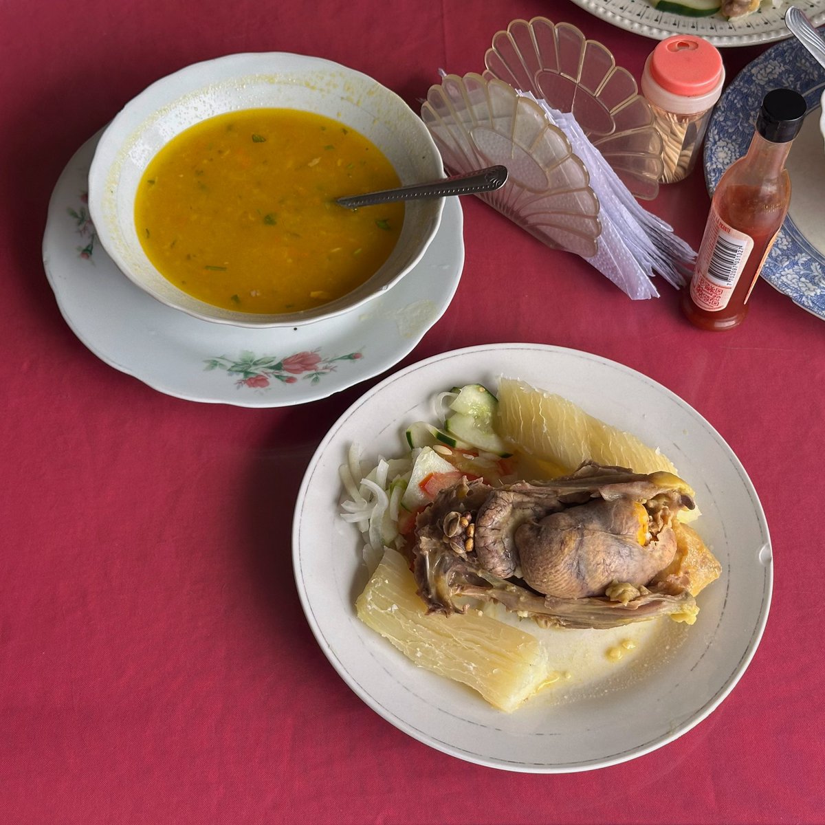 Si le sirven la rabadilla 
con la huevera 
es la señal de que uno es 
el favorito de la cocinera. 
#poesíaygastronomía 
#federecomienda
#transputamierda