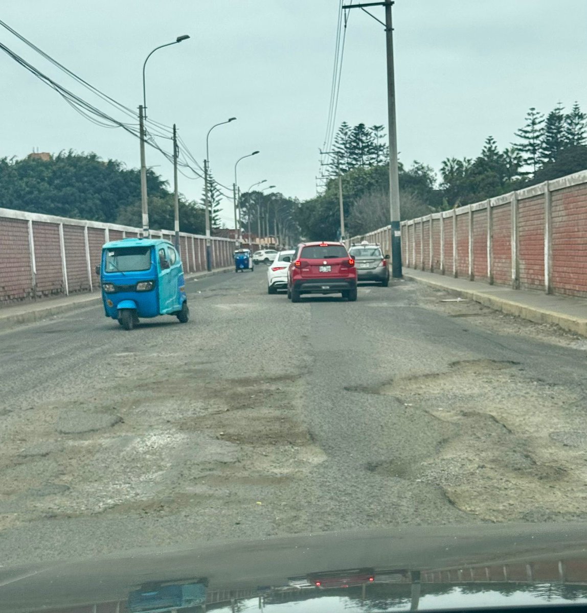 Jorge del Castillo (@jorgedcg) on Twitter photo Hoy circulé por la Av. Coronel Edmundo Aguilar Pastor, completamente destrozada llena de baches.
Allí quedan 2 Villas militares, la División Aerotransportada, la Escuela de Paracaidistas, Veterinaria, la FAP y el SIN.
Ingeniería E.P. podrá repararla?
<a href="/MindefPeru/">Mindef Perú</a> <a href="/EjercitoPeru/">Ejército del Perú</a> Hoy circulé por la Av. Coronel Edmundo Aguilar Pastor, completamente destrozada llena de baches.
Allí quedan 2 Villas militares, la División Aerotransportada, la Escuela de Paracaidistas, Veterinaria, la FAP y el SIN.
Ingeniería E.P. podrá repararla?
<a href="/MindefPeru/">Mindef Perú</a> <a href="/EjercitoPeru/">Ejército del Perú</a>