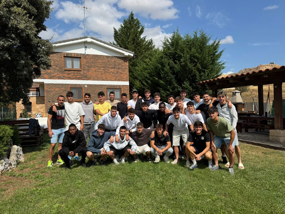 Tan importante es entrenar como hacer grupo y piña , buen día hoy , a seguir 💪⚽️💪