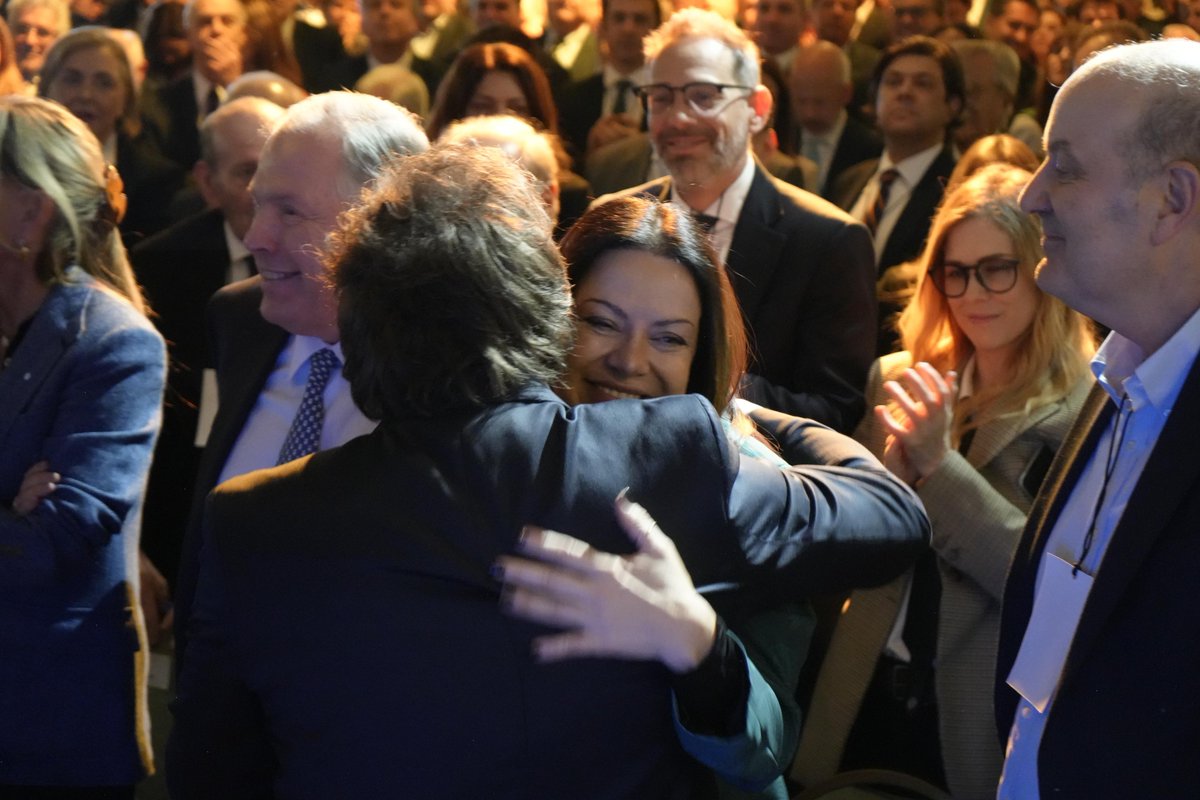 Martín Fabian Amarilla (@mfamarilla) on Twitter photo 🚨CON PETTOVELLO, LA POLÍTICA DEJÓ DE SER RELATO PARA CONVERTIRSE EN RESULTADOS🚨
La ministra <a href="/SPettovelloOK/">Sandra Pettovello</a> encarna la transformación más profunda en décadas con la creación del primer <a href="/MinCapHum_Ar/">Ministerio de Capital Humano</a> del mundo, integrando Desarrollo Social, Educación, Trabajo y Seguridad 🚨CON PETTOVELLO, LA POLÍTICA DEJÓ DE SER RELATO PARA CONVERTIRSE EN RESULTADOS🚨
La ministra <a href="/SPettovelloOK/">Sandra Pettovello</a> encarna la transformación más profunda en décadas con la creación del primer <a href="/MinCapHum_Ar/">Ministerio de Capital Humano</a> del mundo, integrando Desarrollo Social, Educación, Trabajo y Seguridad
