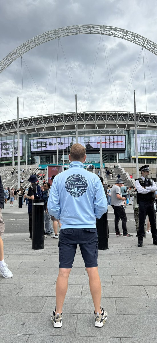 nathanb3's tweet photo. @OasisArchives @oasis @liamgallagher @NoelGallagher Wembley Stadium https://t.co/mN4sUmbDTP