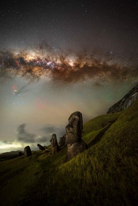 NightSkyToday's tweet photo. Milky Way over Easter Island.  

Credit: Josh Dury https://t.co/bIzC8qRuQE