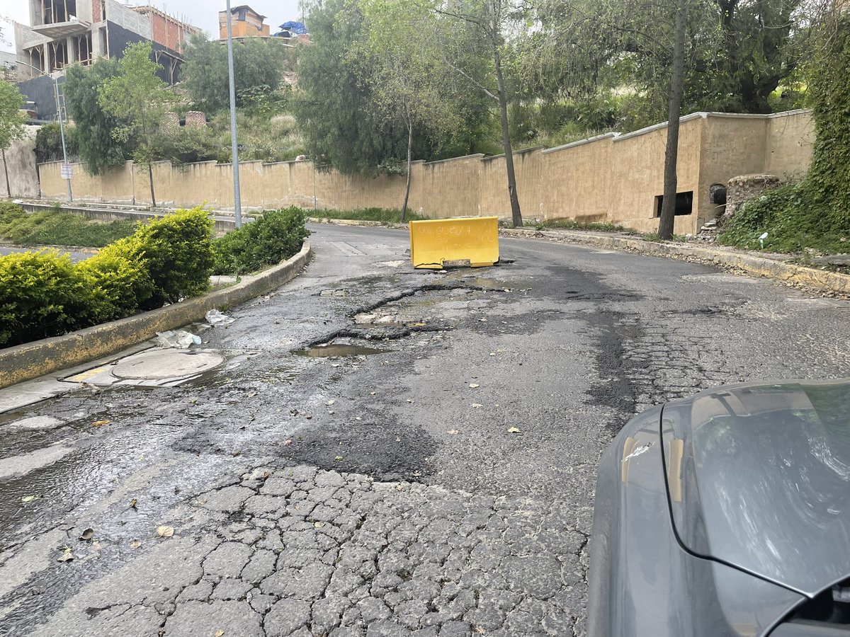 VHCruz's tweet photo. @GobAtizapan hola un favor hay una coladera abierta ya se convirtió en un hoyo enorme. Arréglenlo. Esto es en la subida al kinder del Copan desde Blvd Valle escondido junto a Vilazul. https://t.co/2YWwLi7ASd