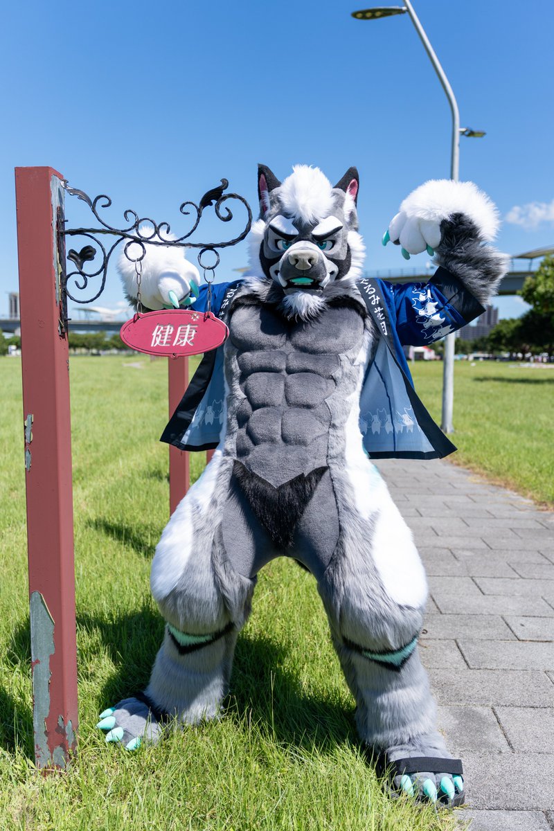 毎日トレーニングすれば、僕と同じように健康になれるよ！
Work out every day, and you can be as healthy as me! 
📷： Xian Tsai
#FursuitFriday 
#Fursuit