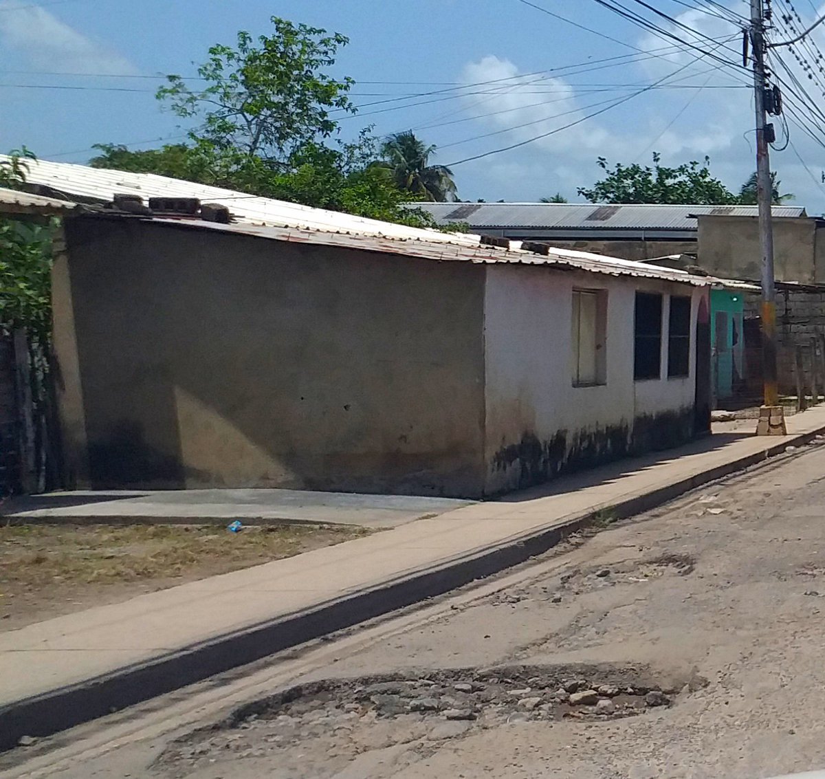 Más de #10años incluidos los dos períodos de mandato del alcalde reelecto #TomásBellopsuv llevan estos huecos en la vía que conduce del centro de Cumanacoa a los sectores Las Colinas,La Granja y La Manga de ésta Parroquia del Municipio Montes. Y la autoridad ÚNICA dónde está?👇