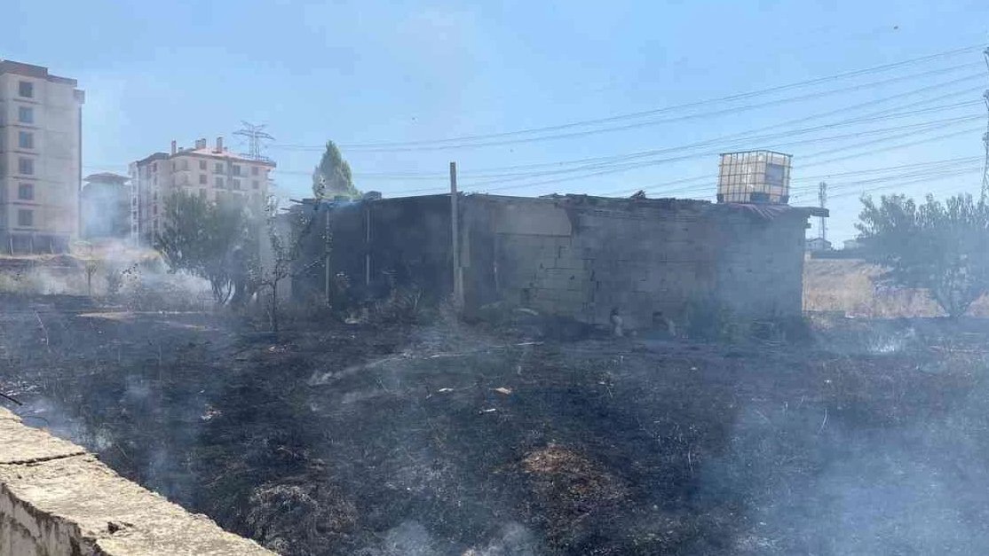 GÖLBAŞI'NDA İNŞAAT ALANINDA YANGIN ÇIKTI!

Ankara'nın Gölbaşı ilçesinde inşaat alanında çıkan yangın söndürüldü

radyotrafik.com/haber/g%C3%B6b…