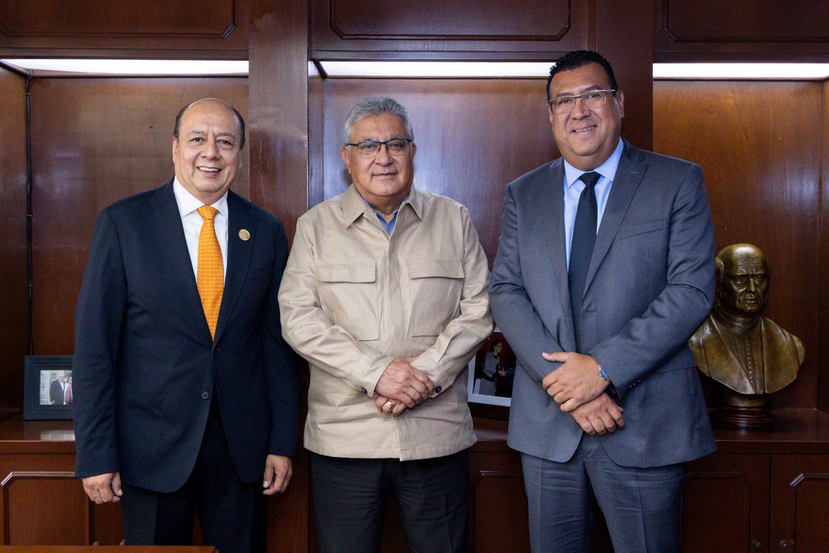 Para dar seguimiento a los temas pendientes de los agremiados en la #CDMX, el secretario general del #SNTE, Mtro. Alfonso Cepeda Salas, sostuvo una reunión de trabajo con los dirigentes de <a href="/SNTE9CDMX/">SNTE 9 CDMX</a>, <a href="/chvaz/">Ulises Chávez Tenori</a>, y <a href="/secc11cdmx/">Sección 11 SNTE CDMX</a>, <a href="/EmilioOrtizA/">Emilio Ortiz Amaro</a>.

#SNTEContigo