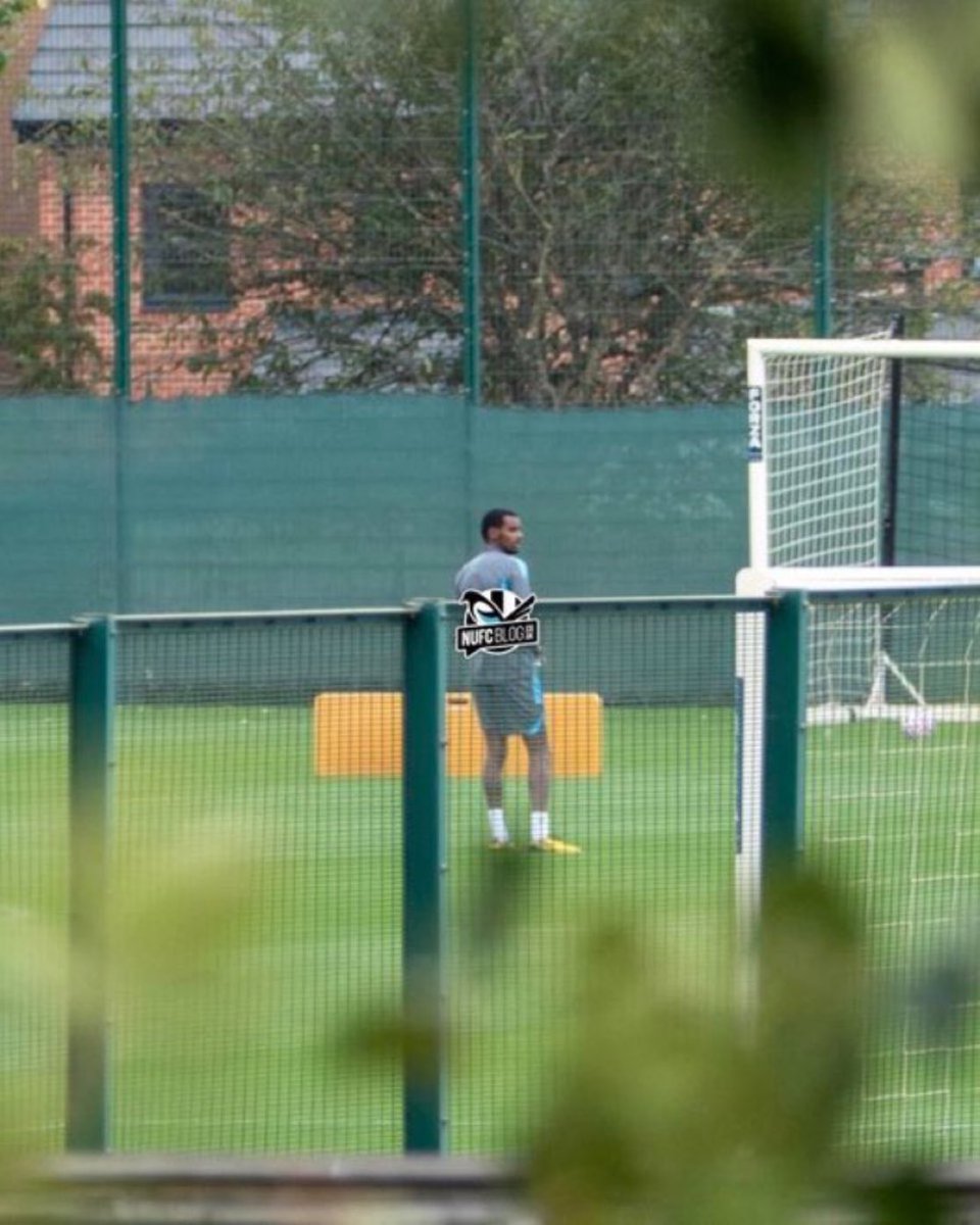 Isak training alone.. 😢