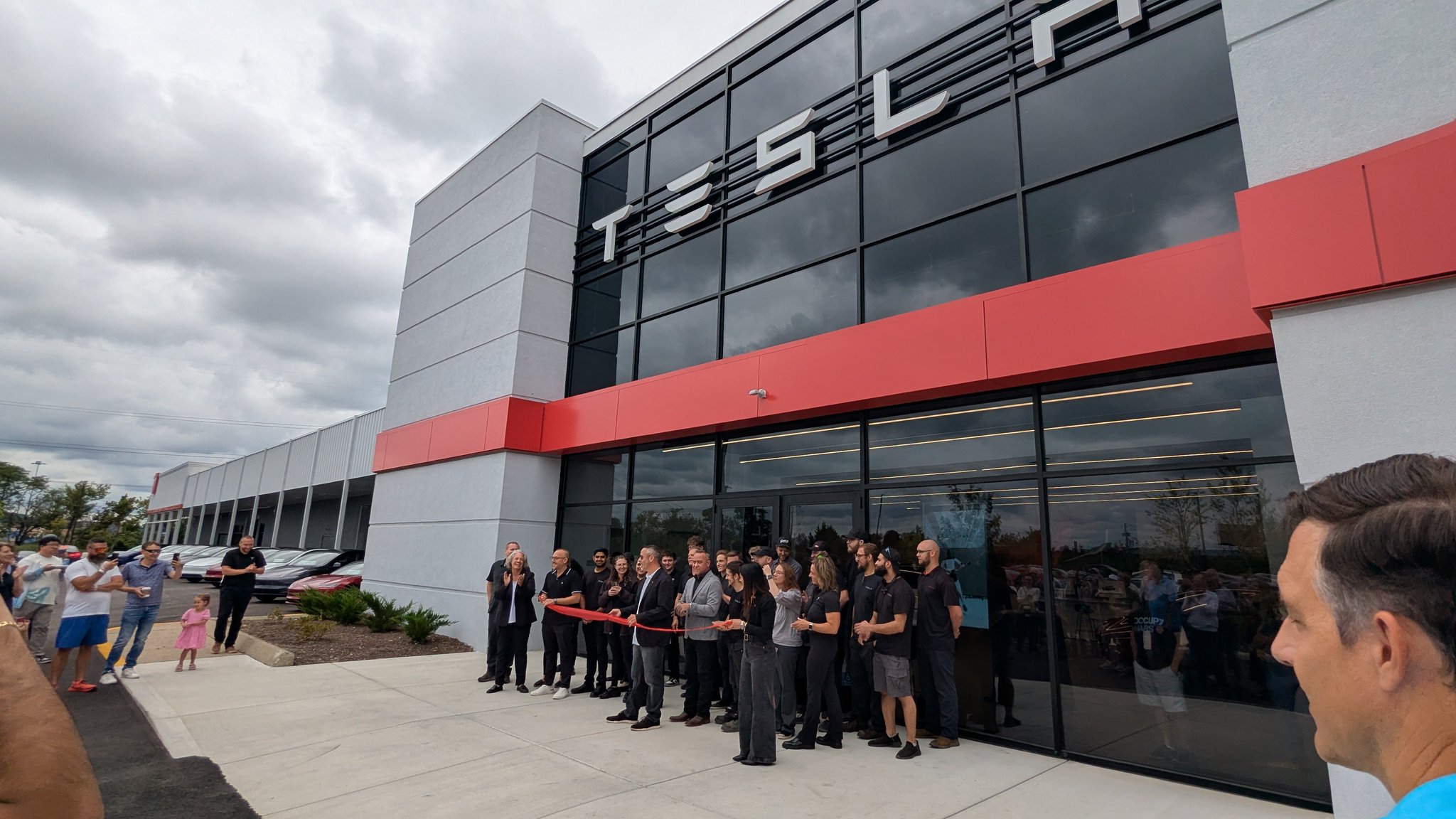 🌍STOCK REPORT:  **"Tesla Rivoluziona il Mercato Cinese: Nuove Tecnologie AI per Affrontare la Concorrenza Locale"**