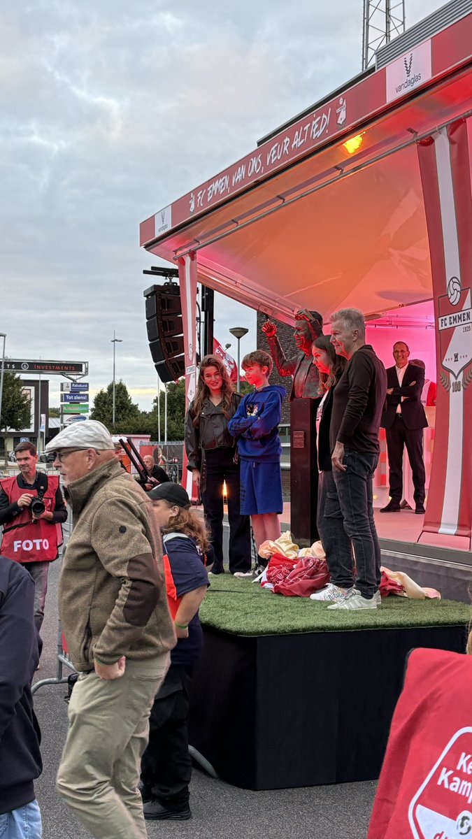 Ronald Lubbers staat voortaan altijd voor de Oude Meerdijk. ‘De man die dromen uit liet komen’, valt onder het beeld te lezen. #FCEmmen
