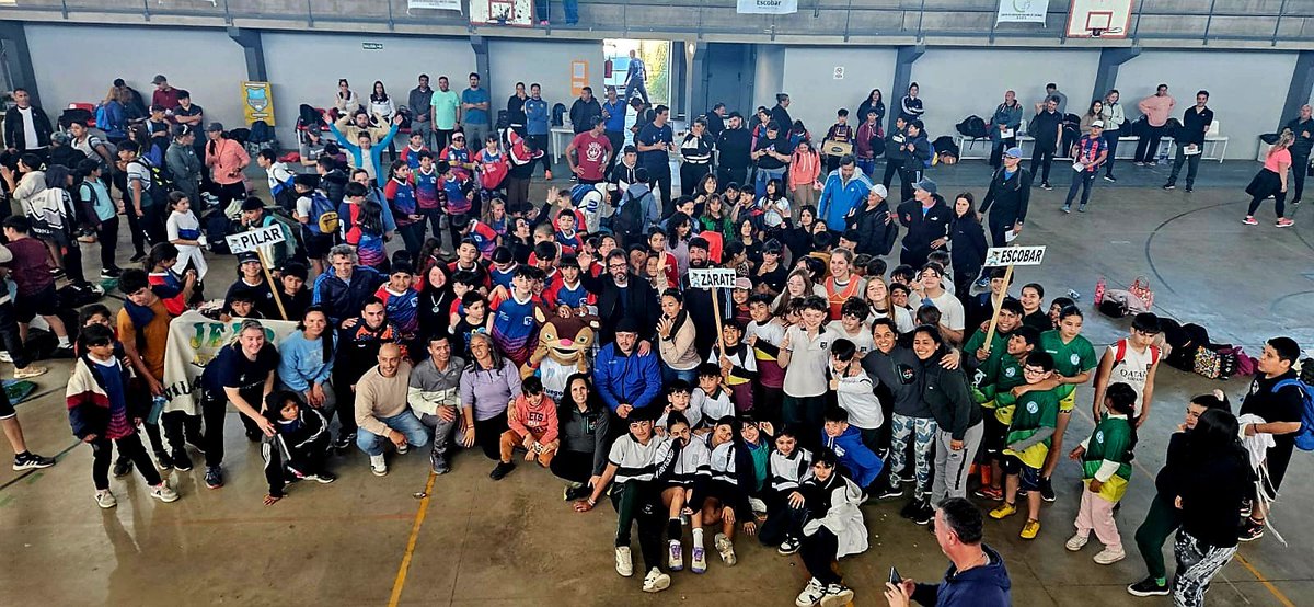 Leo Troncoso (@leot14) on Twitter photo ➡️En📍#Escobar participamos de la Instancia Regional de los Juegos Escolares Bonaerenses.
Desde la PBA💙 y Municipio, seguimos poniendo en valor la importancia de un Estado Presente, defendiendo la Educación Pública❤️.
<a href="/Kicillofok/">Axel Kicillof</a> <a href="/ArielSujarchuk/">Ariel Sujarchuk</a>
<a href="/AlbertoSileoni/">Alberto Sileoni</a> <a href="/pablourquizaok/">Pablo Urquiza</a> ➡️En📍#Escobar participamos de la Instancia Regional de los Juegos Escolares Bonaerenses.
Desde la PBA💙 y Municipio, seguimos poniendo en valor la importancia de un Estado Presente, defendiendo la Educación Pública❤️.
<a href="/Kicillofok/">Axel Kicillof</a> <a href="/ArielSujarchuk/">Ariel Sujarchuk</a>
<a href="/AlbertoSileoni/">Alberto Sileoni</a> <a href="/pablourquizaok/">Pablo Urquiza</a>