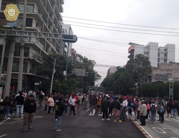 OVIALCDMX's tweet photo. #PrecauciónVial | Permanece cerrada la circulación por manifestantes en Av. Cuauhtémoc a partir de Torres Adalid y Eje 5 Sur desde Dr. José María Vértiz, colonia Narvarte Poniente, alcaldía Benito Juárez. #AlternativaVial Av. División del Norte, Eje 3 Poniente, Av. Insurgentes, La Morena, Eje 7 y 7A Sur.