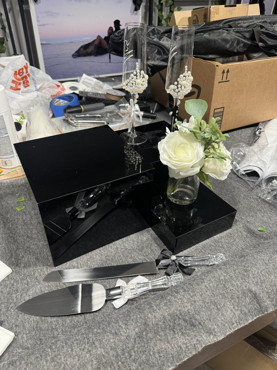 duneprincess801's tweet photo. The cake stands and the cake I picked are absolutely adorable holy shit I love https://t.co/9HJahiuSol