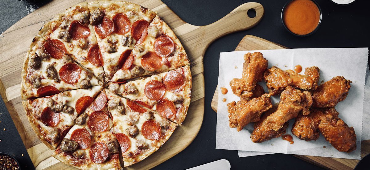 Rosinas_Port's tweet photo. Thurs 
All Btls of Wine 25% OFF
Any pizza + 1 lb. duck wings $30 
Features:
Soup: Bacon + corn chowder
Pizza: Southern cheesy chorizo (chorizo sausage, red pepper, onion, Cajun cheese sauce, mozza) 
Seafood: salmon, linguini, lemon cream w/ cherry tomato + spinach
P. 519.389.5977 https://t.co/AFbodr6aze