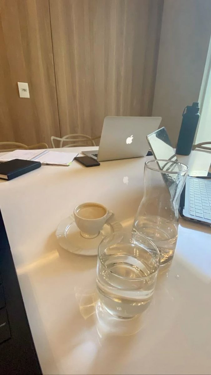 ⠀⠀⠀      

Fim de pausa para café e beber água, a tarde ainda será longa, com mais duas reuniões super importantes para a empresa! 

⠀⠀