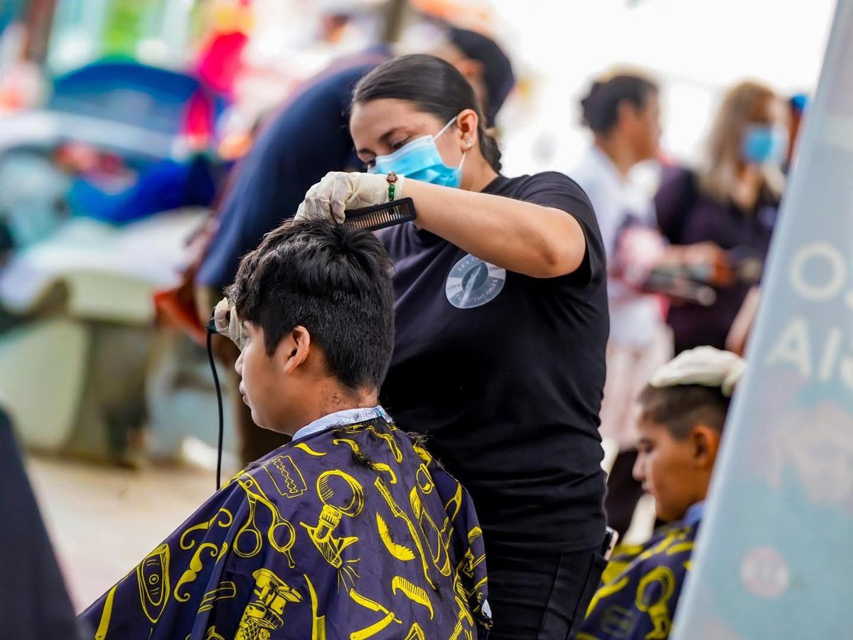 REYNALDOCARB's tweet photo. La educación no solo está en las aulas, también en la actitud y presentación de cada niño. Saludar al maestro cada mañana, llevar el uniforme limpio y el corte de cabello adecuado son gestos que reflejan respeto, disciplina y orgullo por su escuela.

Así era en mis tiempos en tiempos de nuestros abuelos: se formaban con orden y buenos hábitos, que les ayudaron a crecer con valores sólidos. Recuperar esas costumbres en nuestros niños es sembrar respeto y responsabilidad para su futuro. Estos hábitos, aunque parecen pequeños, contribuyen a la formación integral de los niños, ayudándoles a crecer como personas respetuosas, responsables y conscientes de la importancia de dar una buena imagen en la escuela y en la vida. 

Apoyando estas acciones desde la Alcaldía de San Miguel Centro, estuvo brindando corte de cabellos gratuitos en el Parque Guzmán y esta acción se llevará a los demás Distritos de corte de cabello gratuito a los niños y jóvenes. Estos gestos no solo apoyan a las familias, también refuerzan la importancia de que los estudiantes asistan con su cabello en orden y saluden con respeto a sus maestros.
