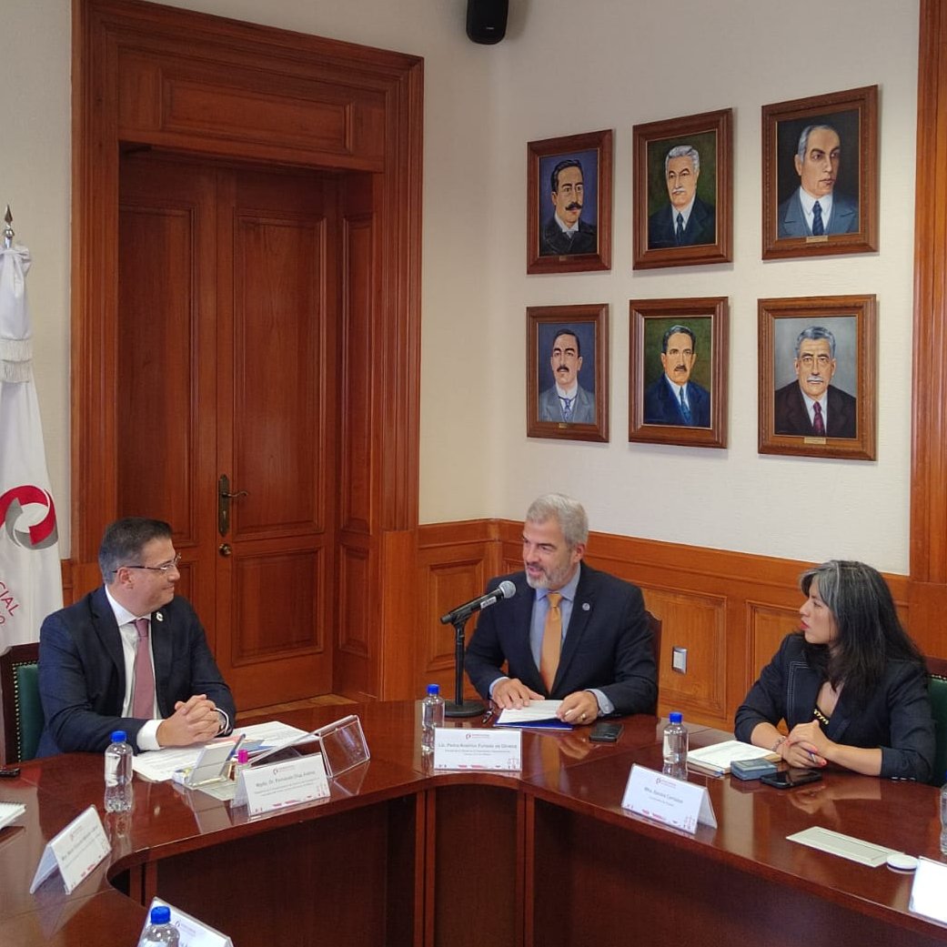 OITMexico's tweet photo. Nuestro Director, @pedroamerico13, junto al Magistrado Presidente del @PJEdomex, Fernando Díaz Juárez, presentaron los resultados de la implementación de la Herramienta de Autodiagnóstico para la efectividad de las instituciones de prevención y resolución de #conflictoslaborales. https://t.co/eBIrgfTuJh