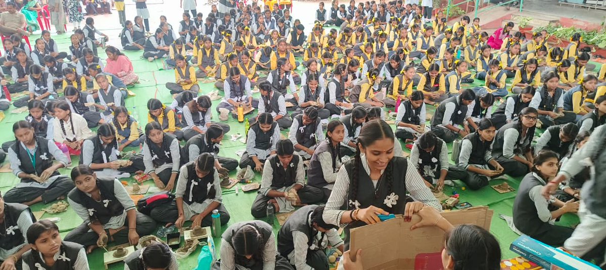 PRO JS Indore (@projsindore) on Twitter photo अहिल्याश्रम क्रमांक-2 की सैकड़ों छात्राओं ने मिट्टी के मंगलमूर्ति का किया निर्माण।
Read more: facebook.com/share/p/14HrZC…
#JansamparkMP
#indore
#इंदौर
#school
#education
<a href="/schooledump/">School Education Department, MP</a> अहिल्याश्रम क्रमांक-2 की सैकड़ों छात्राओं ने मिट्टी के मंगलमूर्ति का किया निर्माण।
Read more: facebook.com/share/p/14HrZC…
#JansamparkMP
#indore
#इंदौर
#school
#education
<a href="/schooledump/">School Education Department, MP</a>