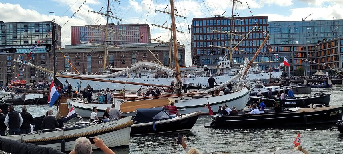 johan_klos's tweet photo. Goedenavond en dan #vaart dan de #groendreack voorbij in #SAILAmsterdam bij de #ijhaven het is dat iemand het anders niet eens gezien https://t.co/GeqWk04kh0
