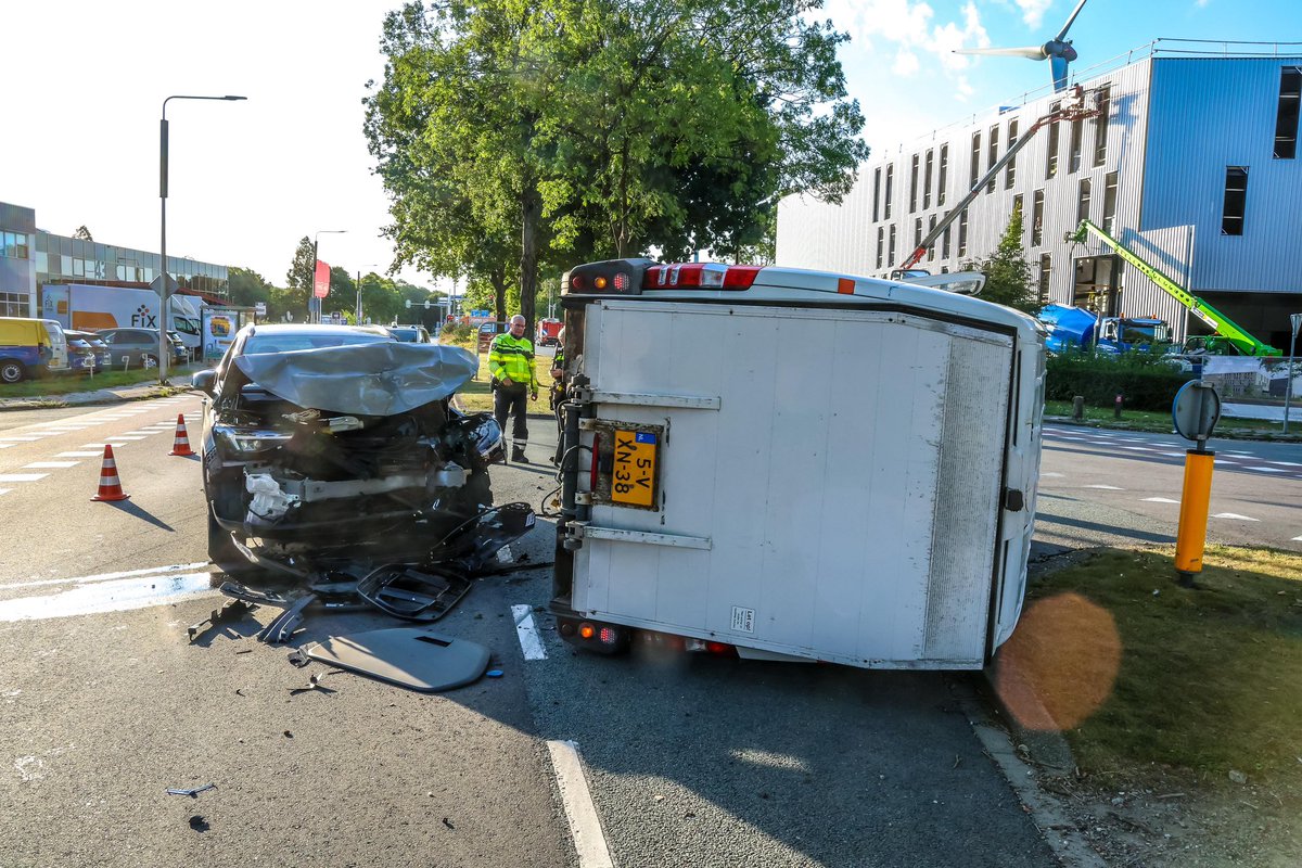 Bestelbus kantelt na aanrijding in Zoeterwoude