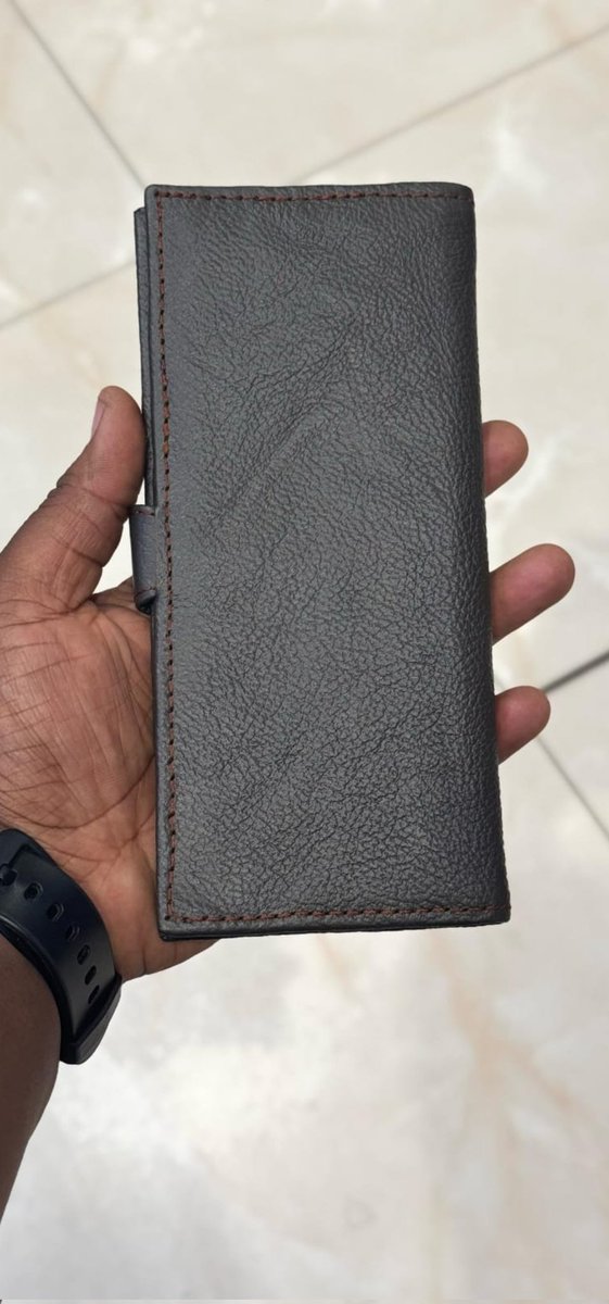 DEHWEAR's tweet photo. Minimal Wallet. Maximum Impact.
Keep your cash neat and your style on point with our men’s genuine leather long wallets.
🇿🇼 Proudly Handmade in Zimbabwe
💵 $20 Only
📍 Eastgate Market – Shops G07 & G14 (inside)
#DehwearIsikhumba #MadeInZim #LocalCraft #MensFashion https://t.co/wvoHMou7im