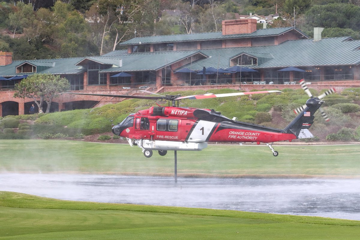 wellsuited's tweet photo. A little clearer shot of OC Firehawk 1 loading up at El Niguel CC while fighting the #beaconfire yesterday https://t.co/vMjYl5kiz5